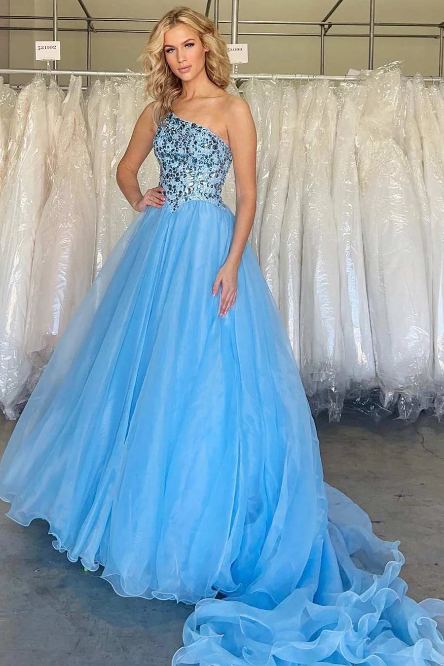 Vestido de fiesta de un solo hombro con cola y mangas descubiertas